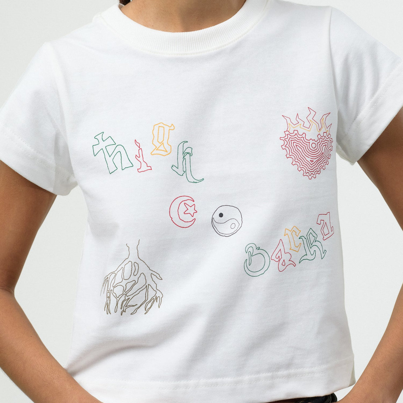 Baby Tee "Iconografia" Off White - HIGH a/c BARRA
