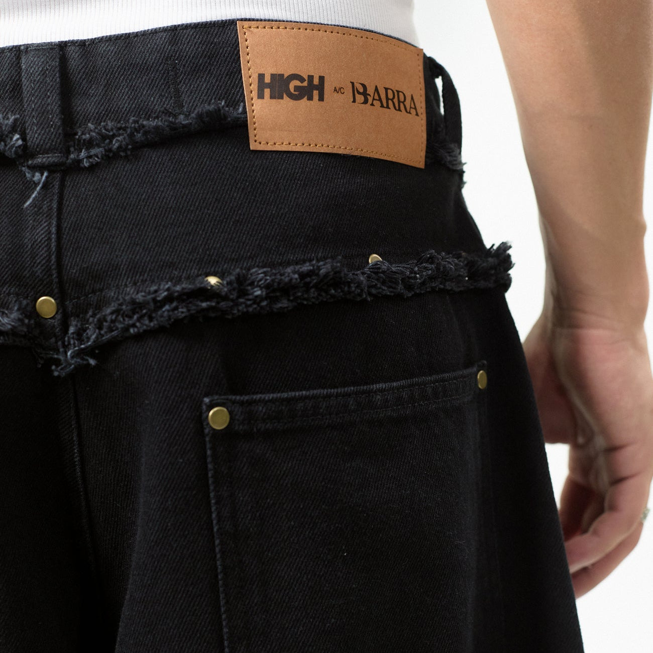 Bermuda Jeans "Desconstruída" Preta - HIGH a/c BARRA