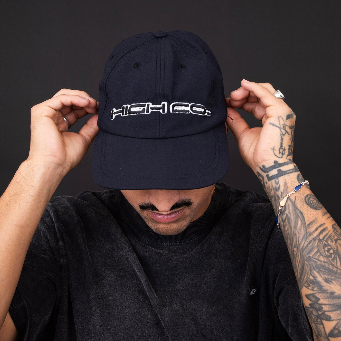 6 Panel Motor Black